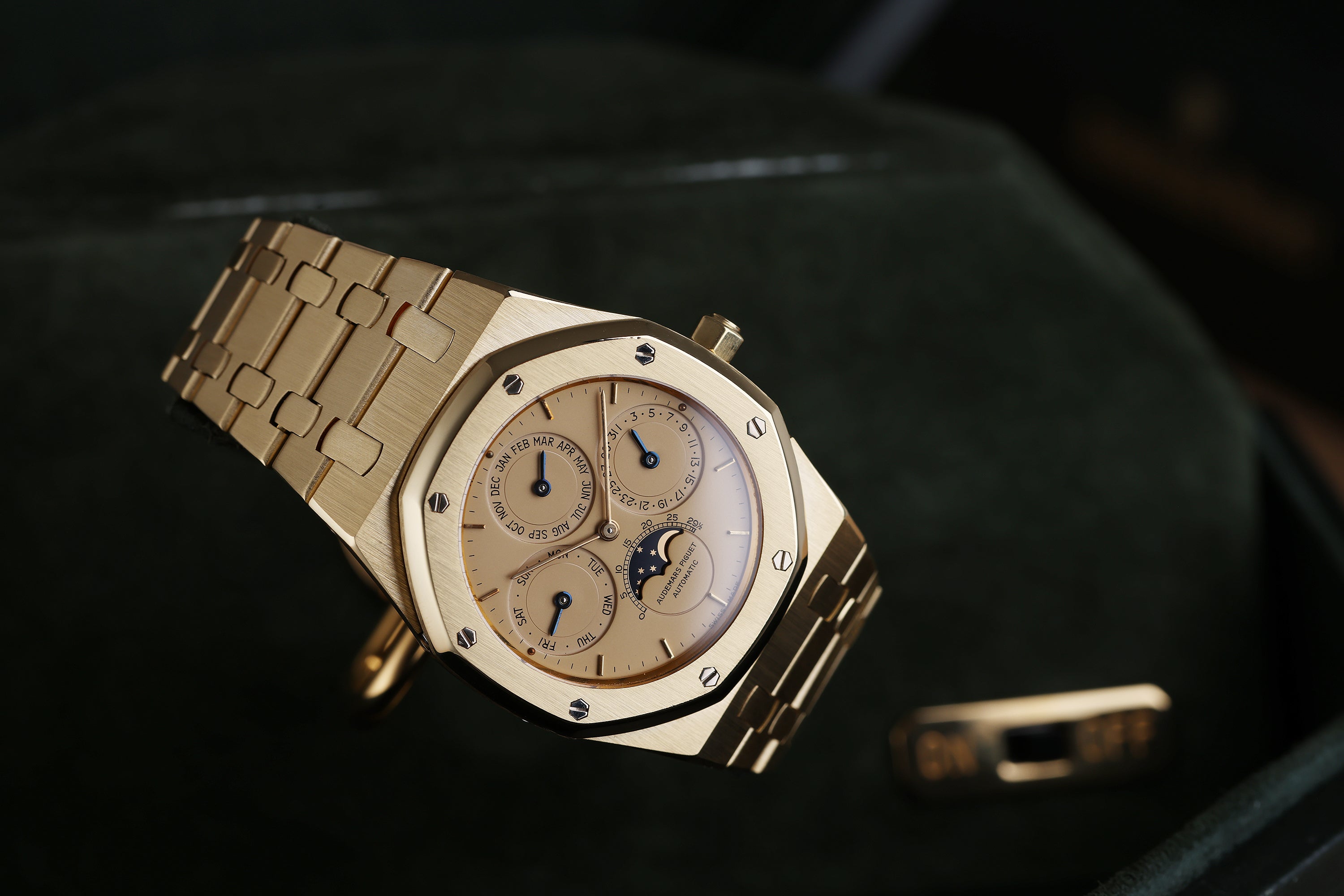 Rare Audemars Piguet Royal Oak Quantième Perpétuel | REF. 25686BA/O/0944BA/01 | 18k Yellow Gold | 39mm | Box & Papers