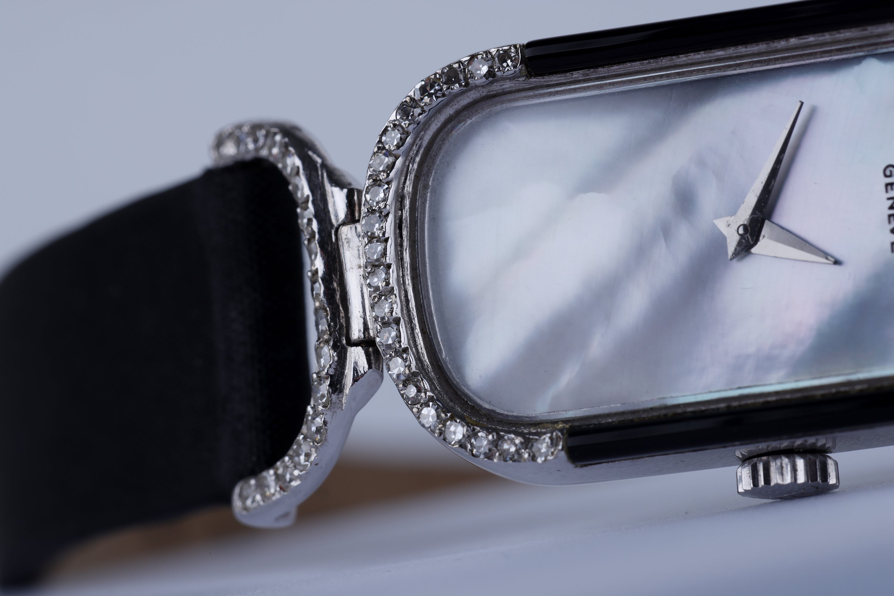 Chopard Vintage Ladies Watch | REF. 5084 1 | Mother of Pearl Dial | Diamond & Onyx Bezel | 17mm | 18k White Gold | Manual Wind | 1970s