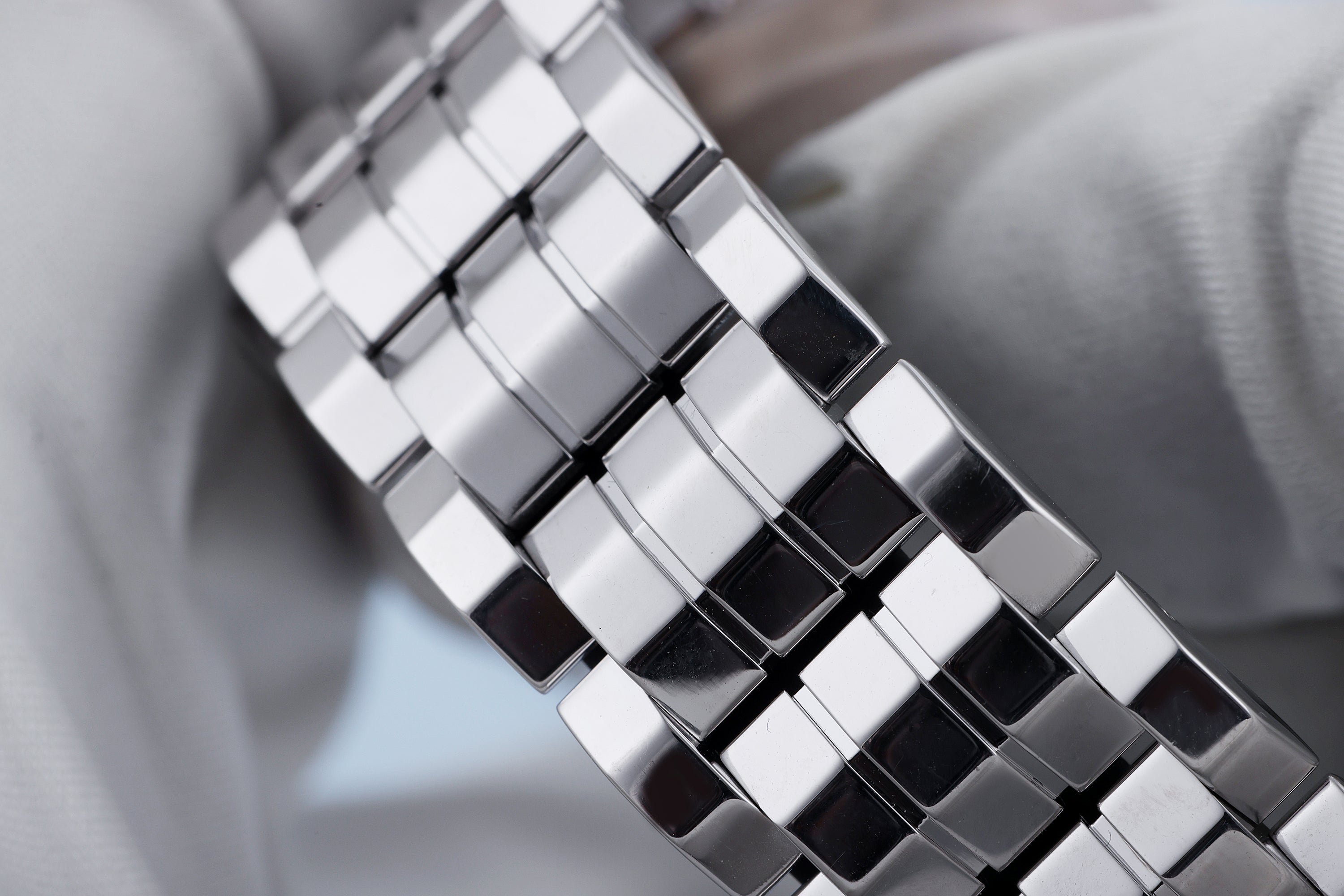 Franck Muller | REF. 3900 QZ R D2 | 18k White Gold | Diamond Bezel, Case & Shoulders | 39mm | Quartz | 2010's