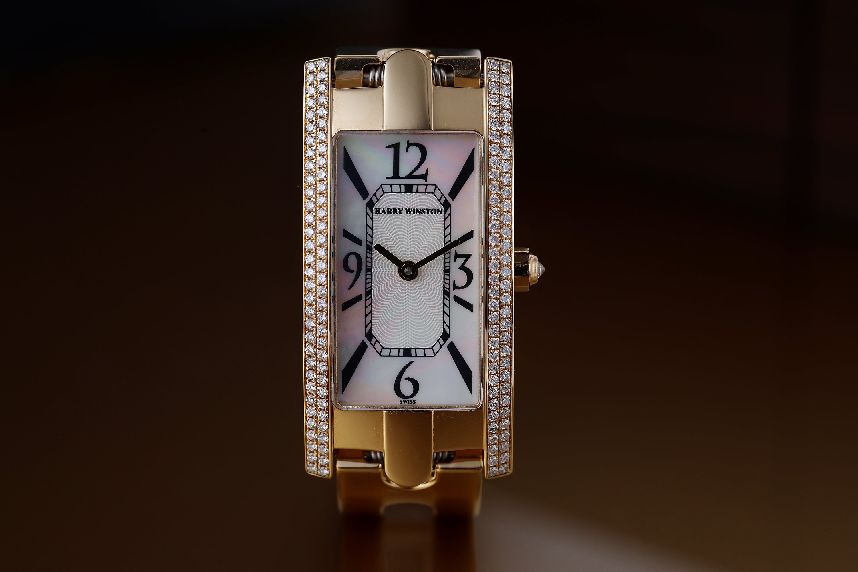Harry Winston Avenue | REF. 330 LQG | White Mother of Pearl Dial | Diamond Bezel | 18k Yellow Gold | 19mm | Quartz | 2010s