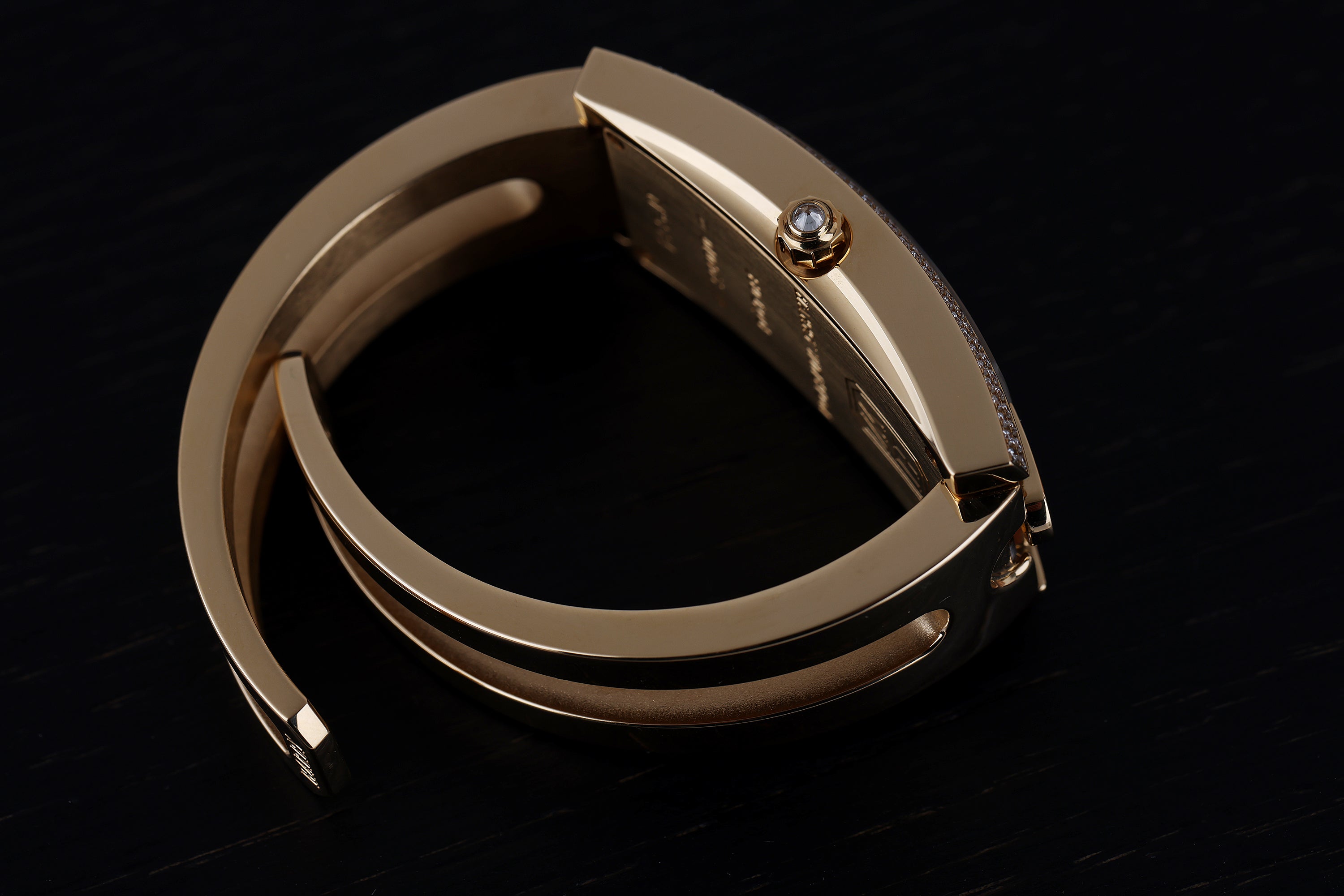 Harry Winston Avenue | REF. 330 LQG | White Mother of Pearl Dial | Diamond Bezel | 18k Yellow Gold | 19mm | Quartz | 2010s