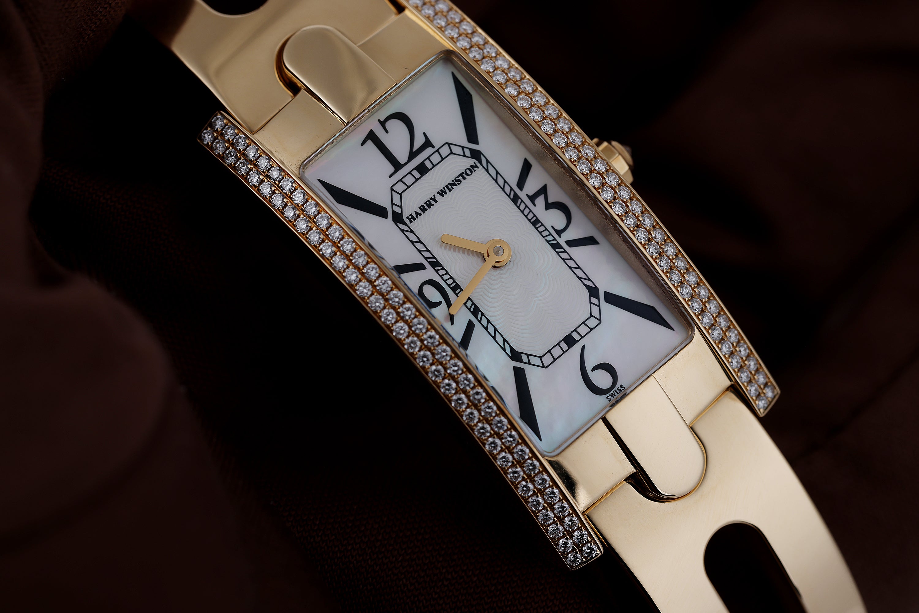 Harry Winston Avenue | REF. 330 LQG | White Mother of Pearl Dial | Diamond Bezel | 18k Yellow Gold | 19mm | Quartz | 2010s