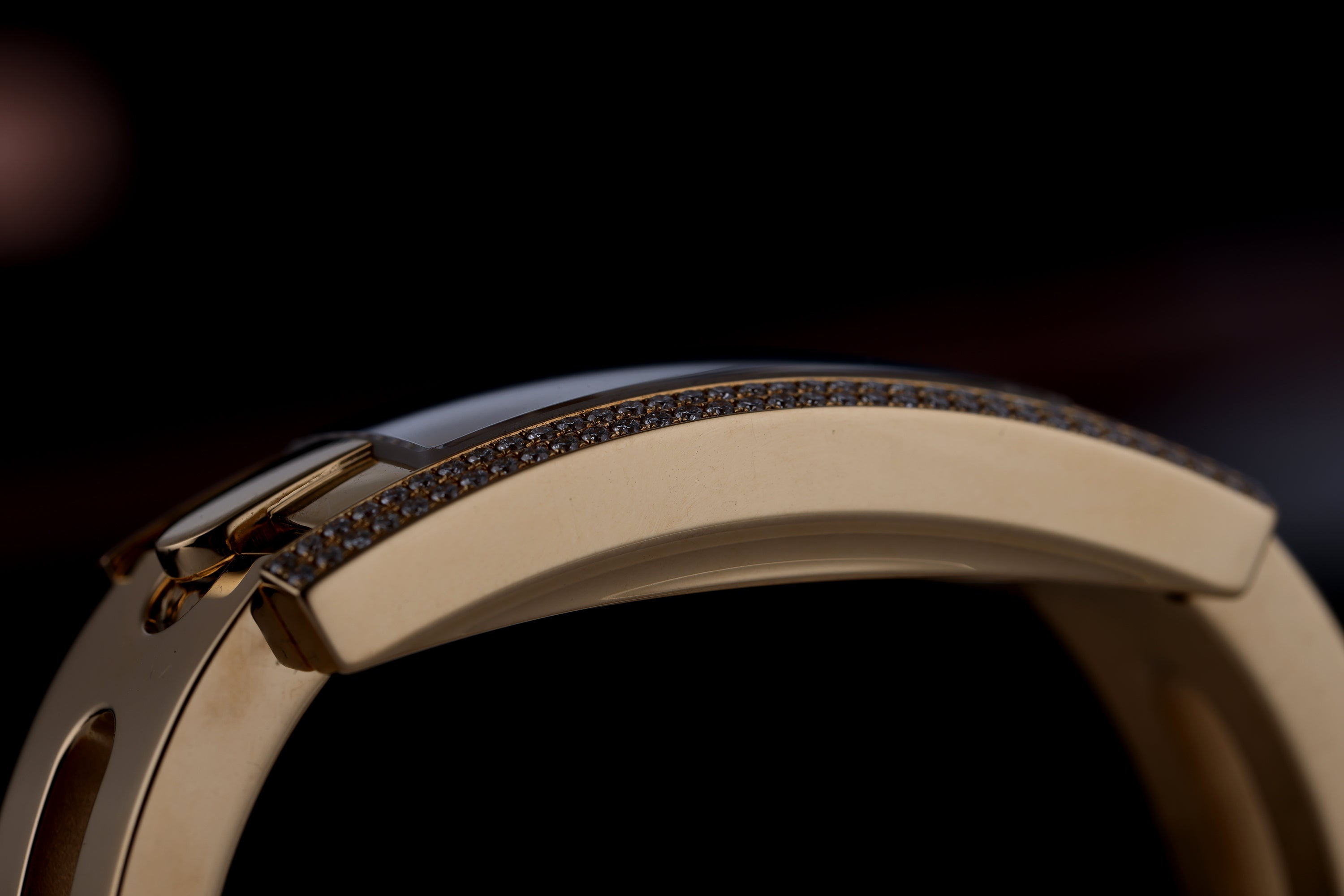 Harry Winston Avenue | REF. 330 LQG | White Mother of Pearl Dial | Diamond Bezel | 18k Yellow Gold | 19mm | Quartz | 2010s