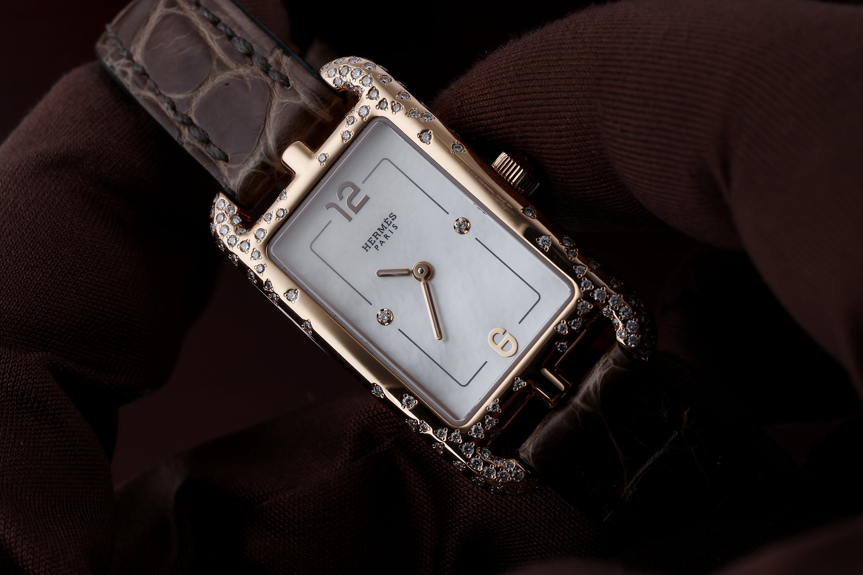 Hermes Ladies Watch | Nantucket | REF. NA2.272 | 18k Rose Gold | Scattered Diamond Bezel | Mother of Pearl Dial | 20x36.5mm | Box & Papers | 2023