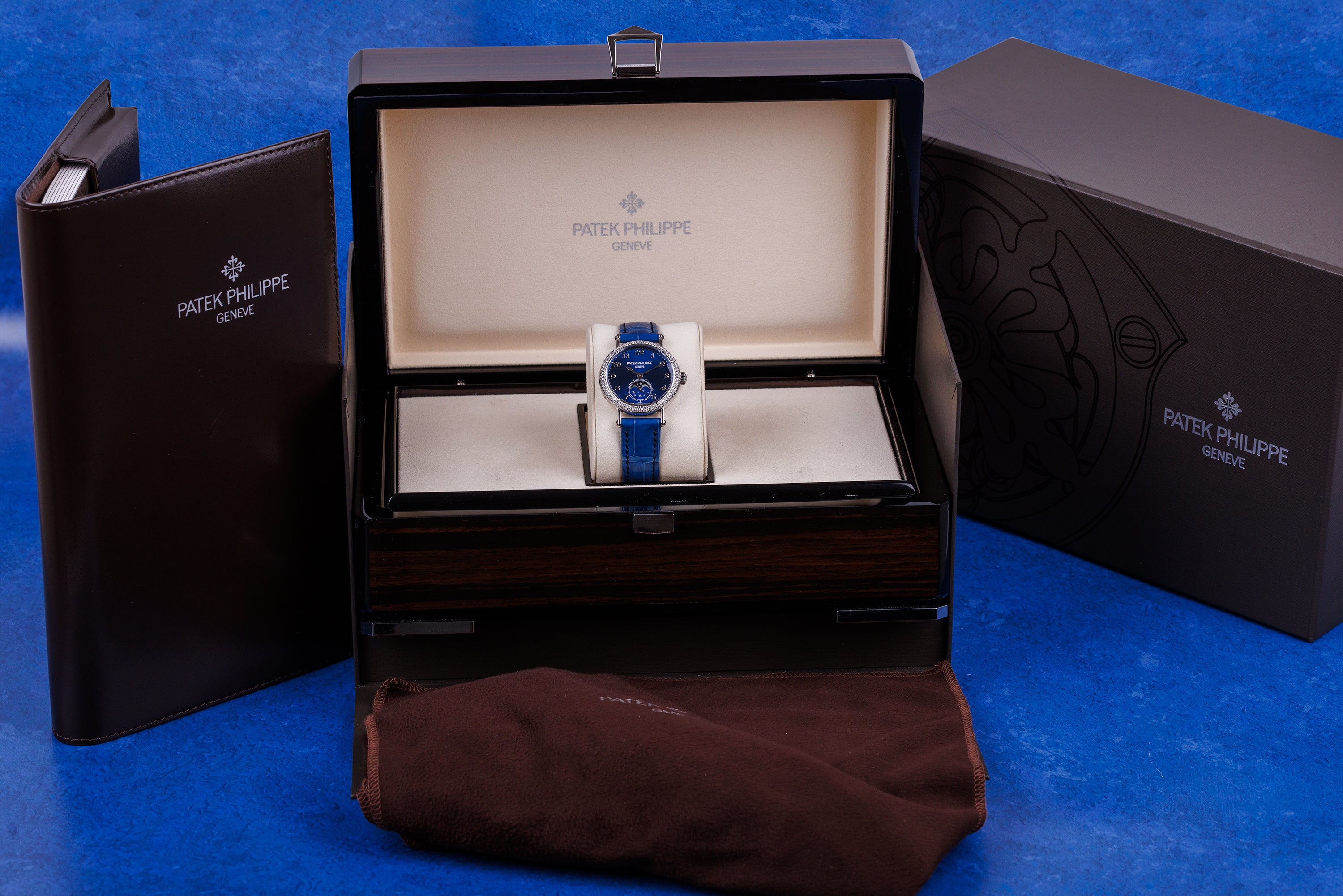 Patek Philippe Complications Moonphase | REF. 7121/200G-001 | 18k White Gold | Manual Wind | Box & Papers | 2022