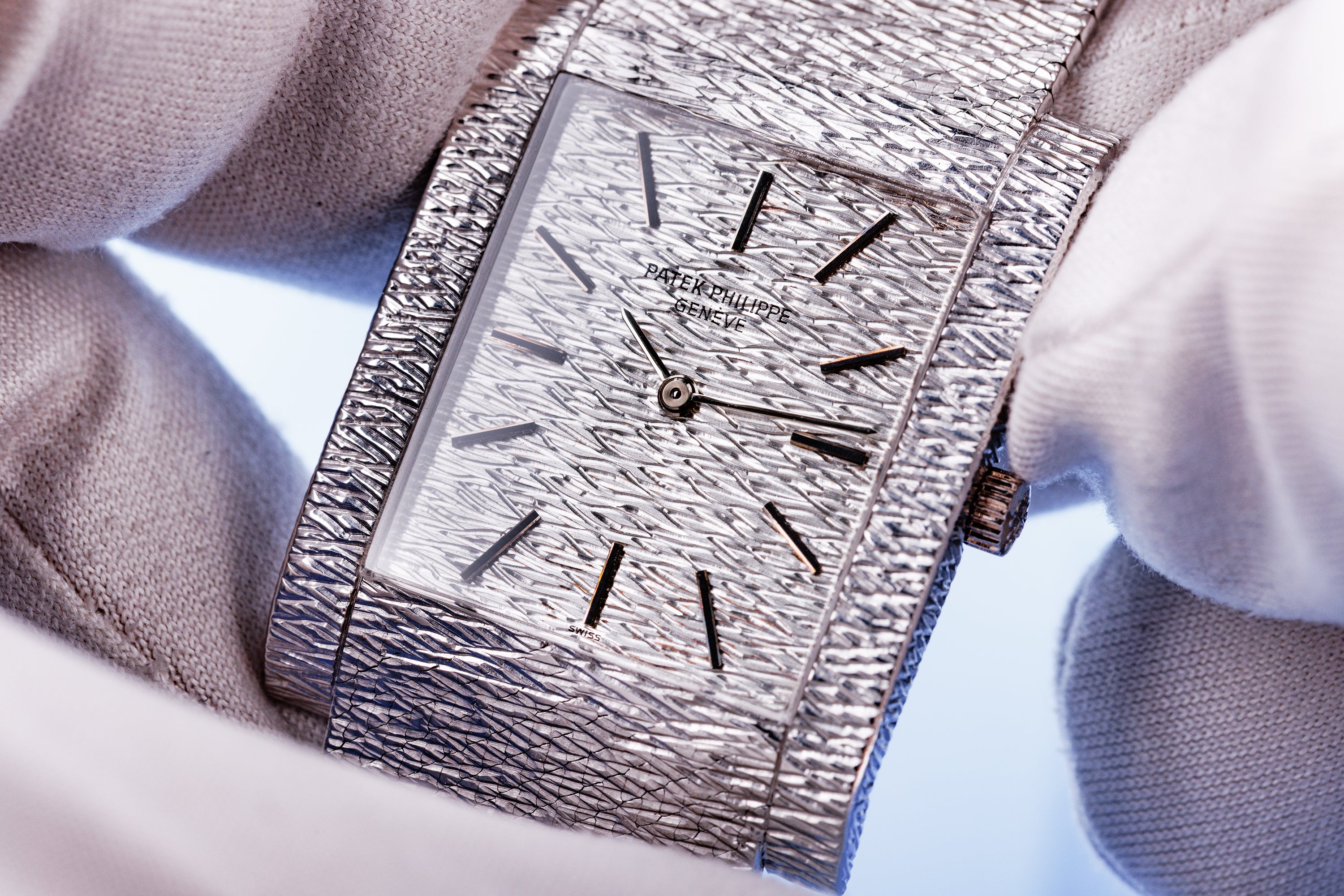 Patek Philippe Gondolo | REF. 3553/1 | Bark Finish | Manual Wind | 26mm | 18k White Gold | Circa 1970s