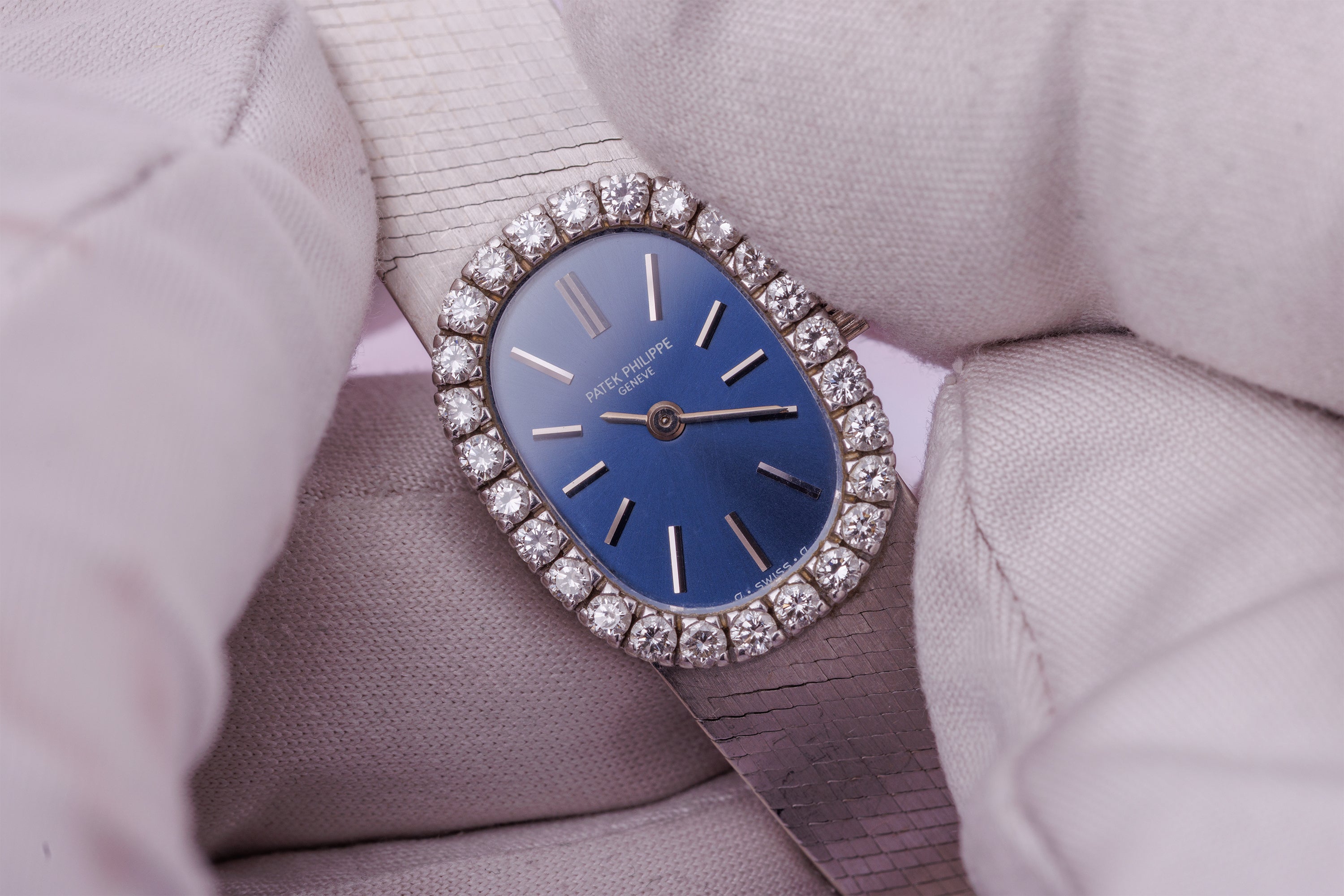 Patek Philippe Lady Ellipse | REF. 3377/1 | 18k White Gold | Diamond Bezel | Blue Dial | 17.5mm | Manual Wind | 1970s