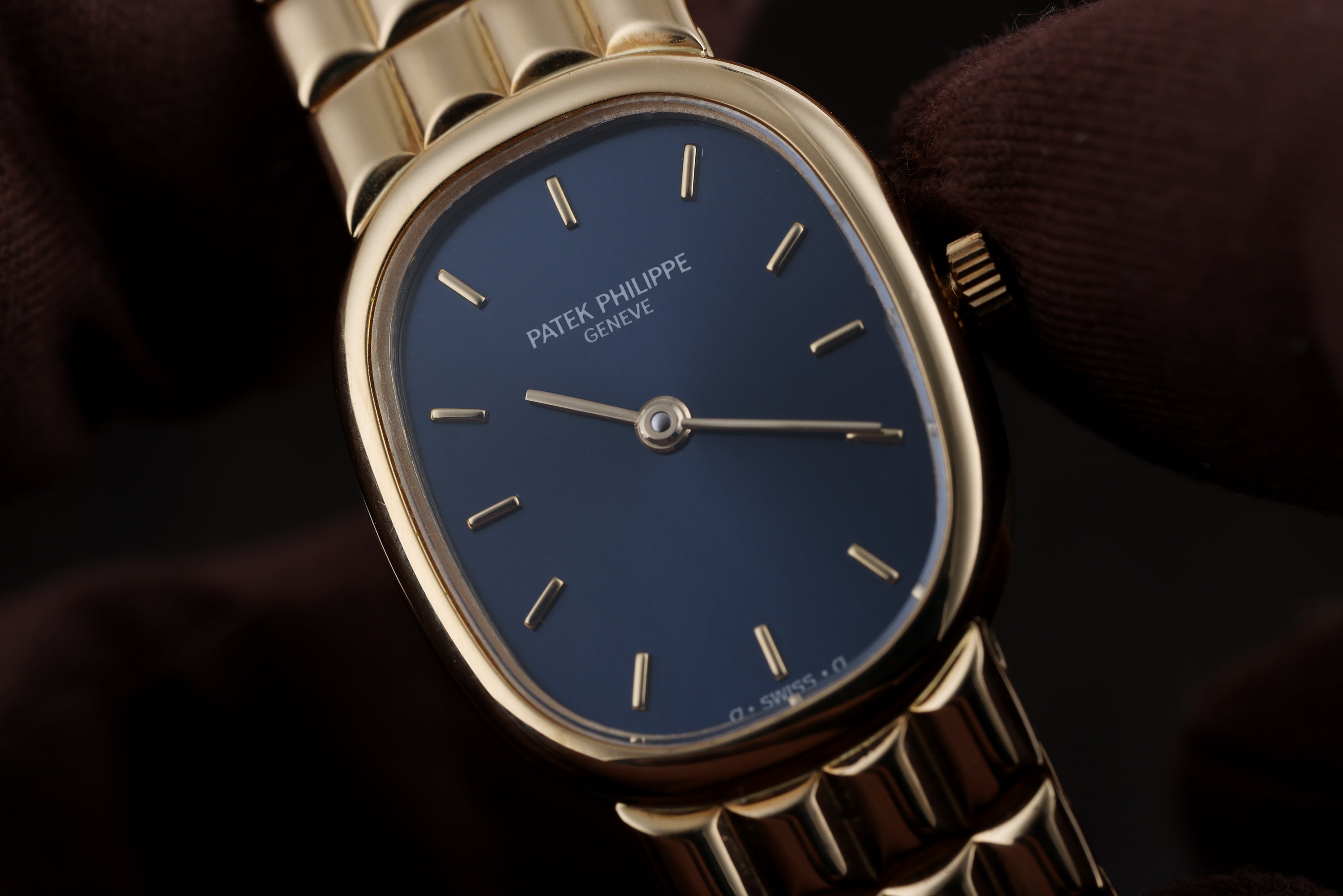 Patek Philippe Lady Golden Ellipse | REF. 4764/15 | 18k Yellow Gold | 20mm | Box & Extract From Archives | 1989