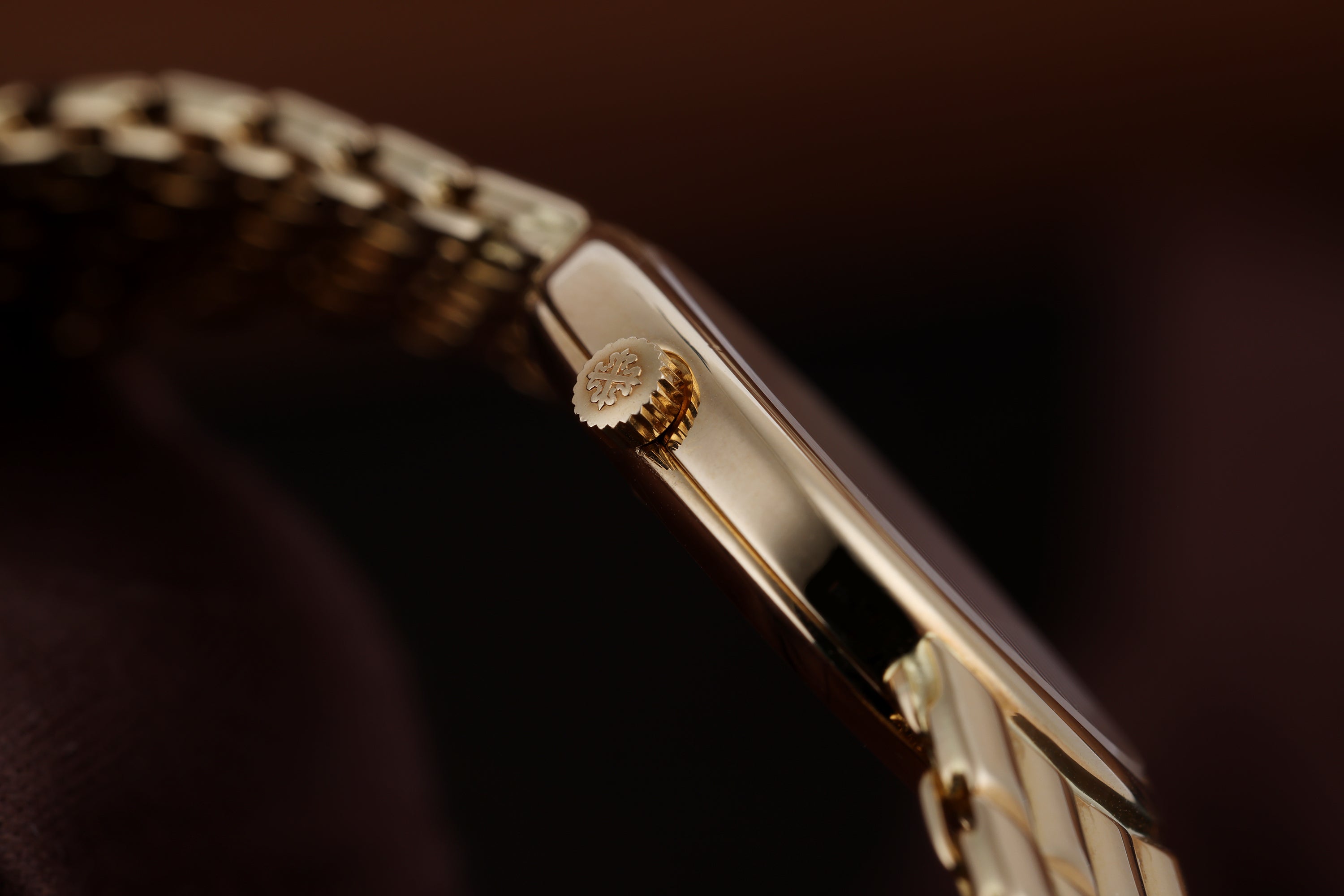 Patek Philippe Lady Golden Ellipse | REF. 4764/15 | 18k Yellow Gold | 20mm | Box & Extract From Archives | 1989