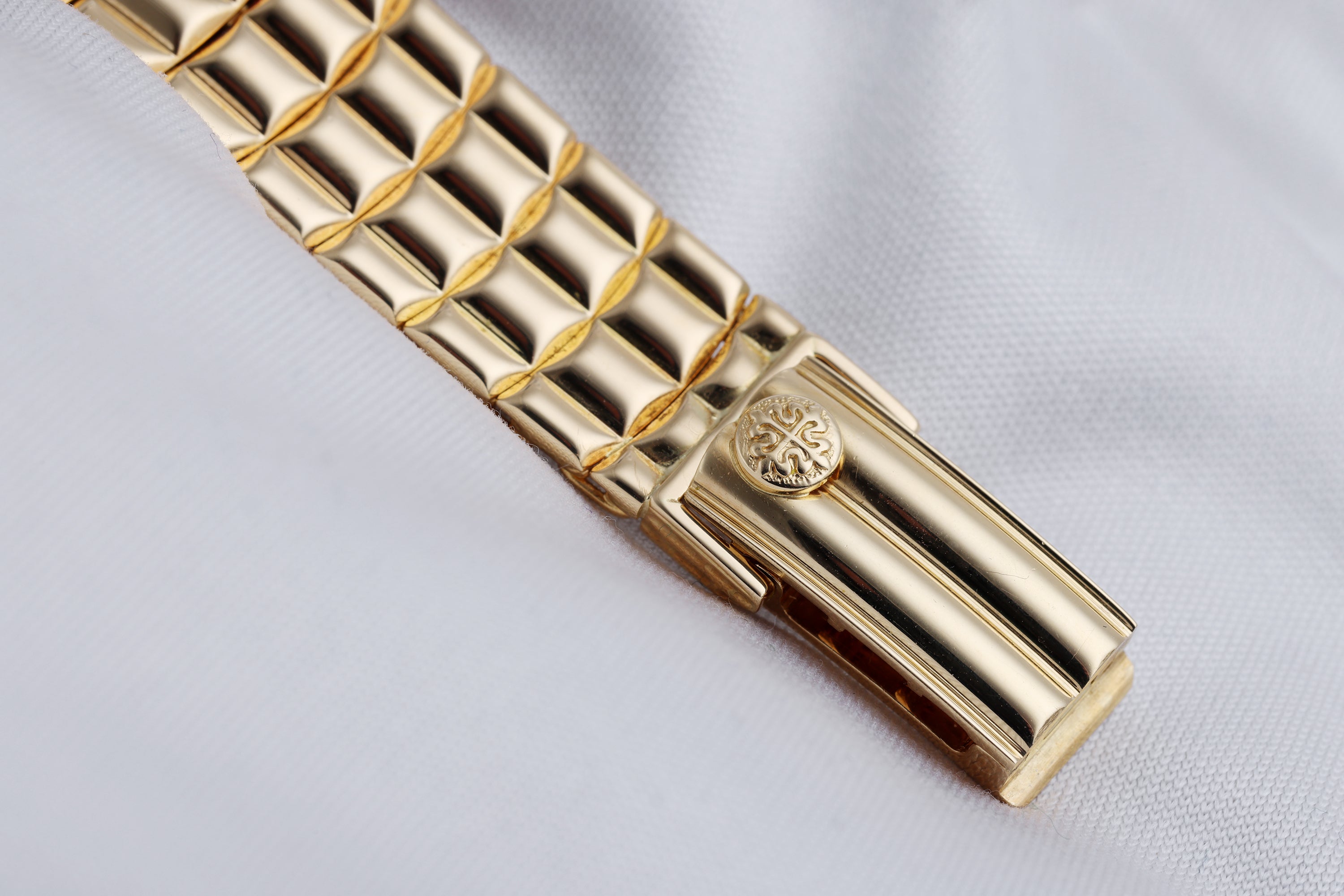 Patek Philippe Lady Golden Ellipse | REF. 4764/15 | 18k Yellow Gold | 20mm | Box & Extract From Archives | 1989