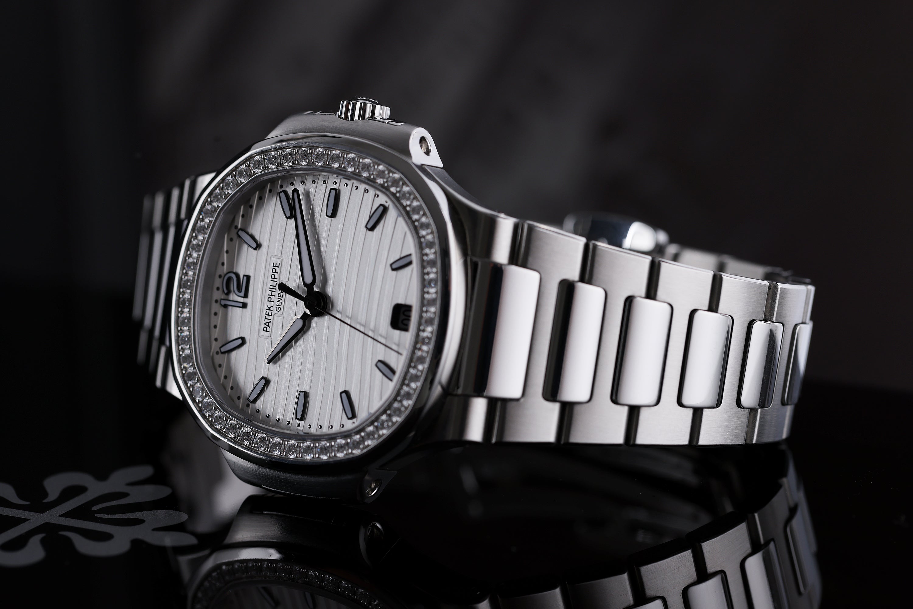 Patek Philippe Nautilus Ladies Automatic | REF. 7018/1A-001 | Silver Dial | 33mm | Stainless Steel | Box & Papers | 2015