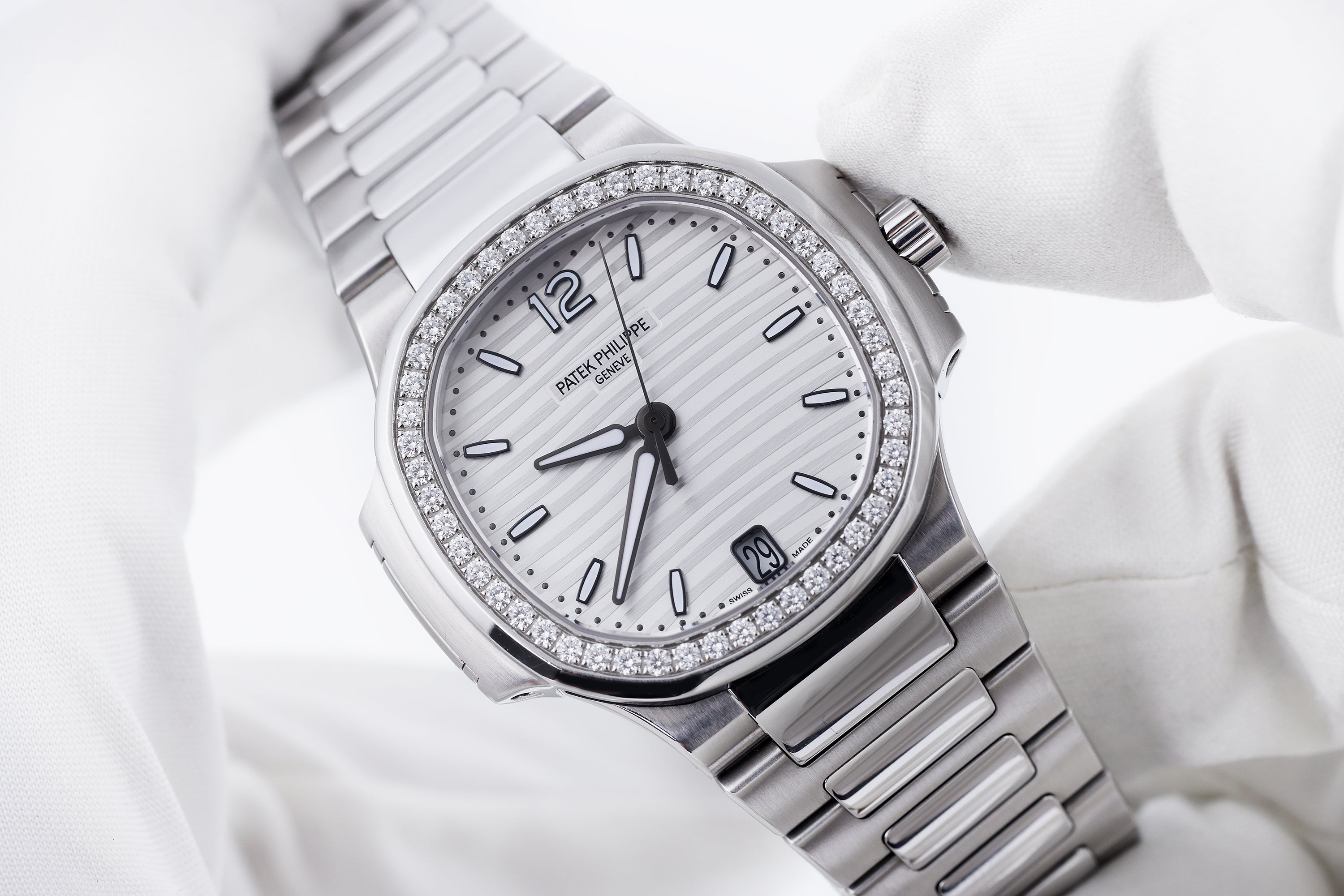 Patek Philippe Nautilus Ladies Automatic | REF. 7018/1A-001 | Silver Dial | 33mm | Stainless Steel | Box & Papers | 2015