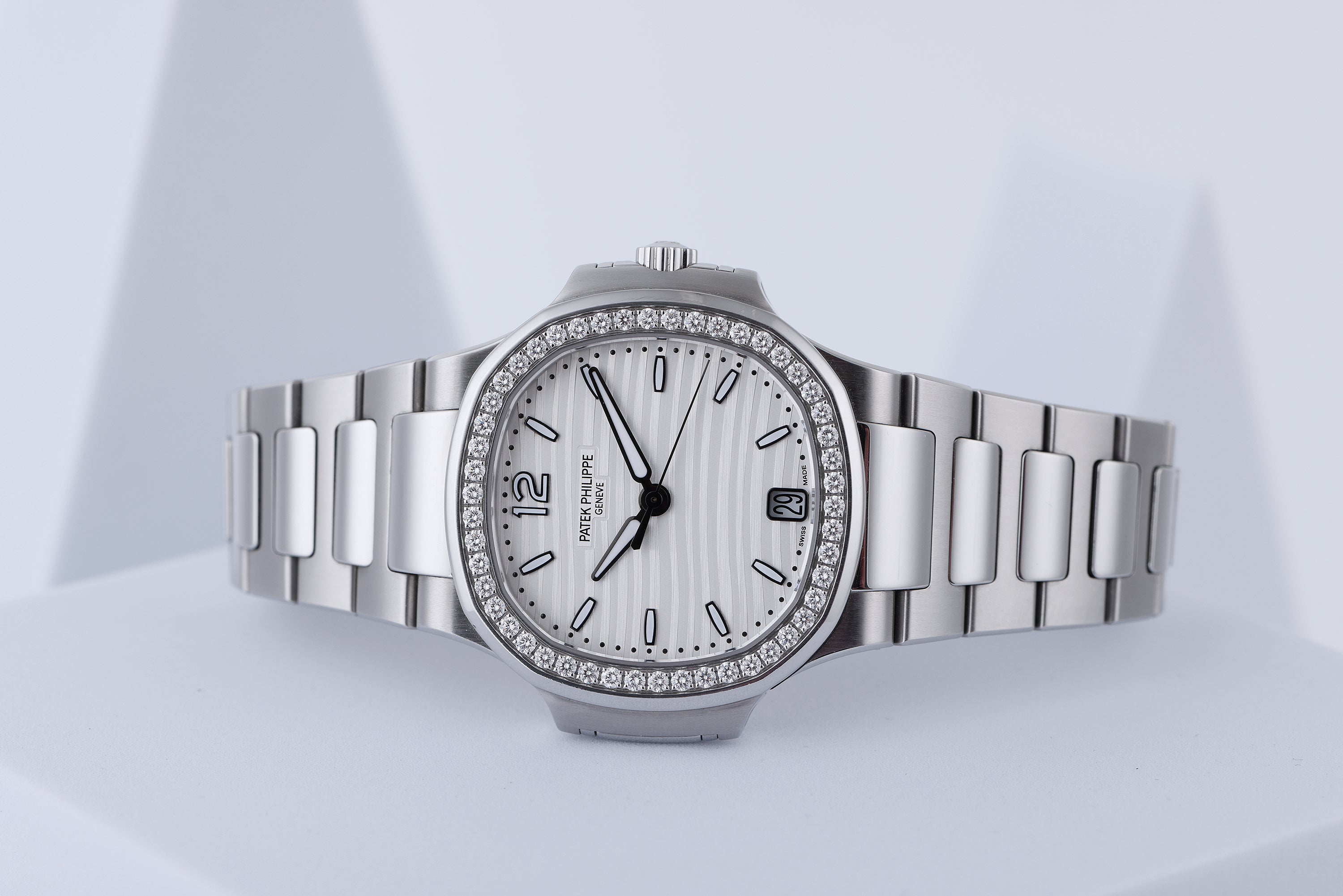 Patek Philippe Nautilus Ladies Automatic | REF. 7018/1A-001 | Silver Dial | 33mm | Stainless Steel | Box & Papers | 2015