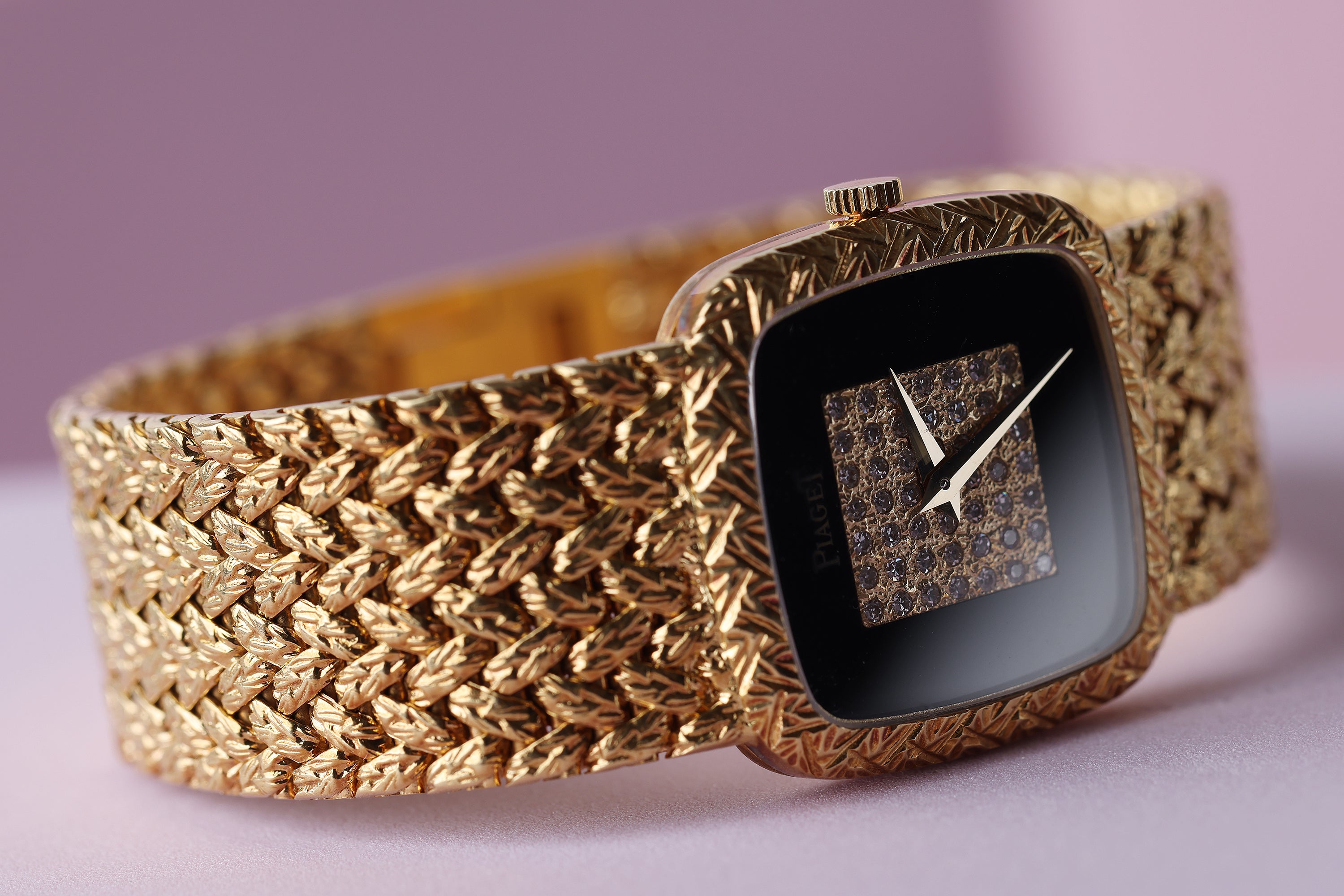 Piaget Vintage Ladies Watch | REF. 9902 D 2 | Onyx & Pavé Diamond Dial | 18k Yellow Gold | 23mm | 1970's
