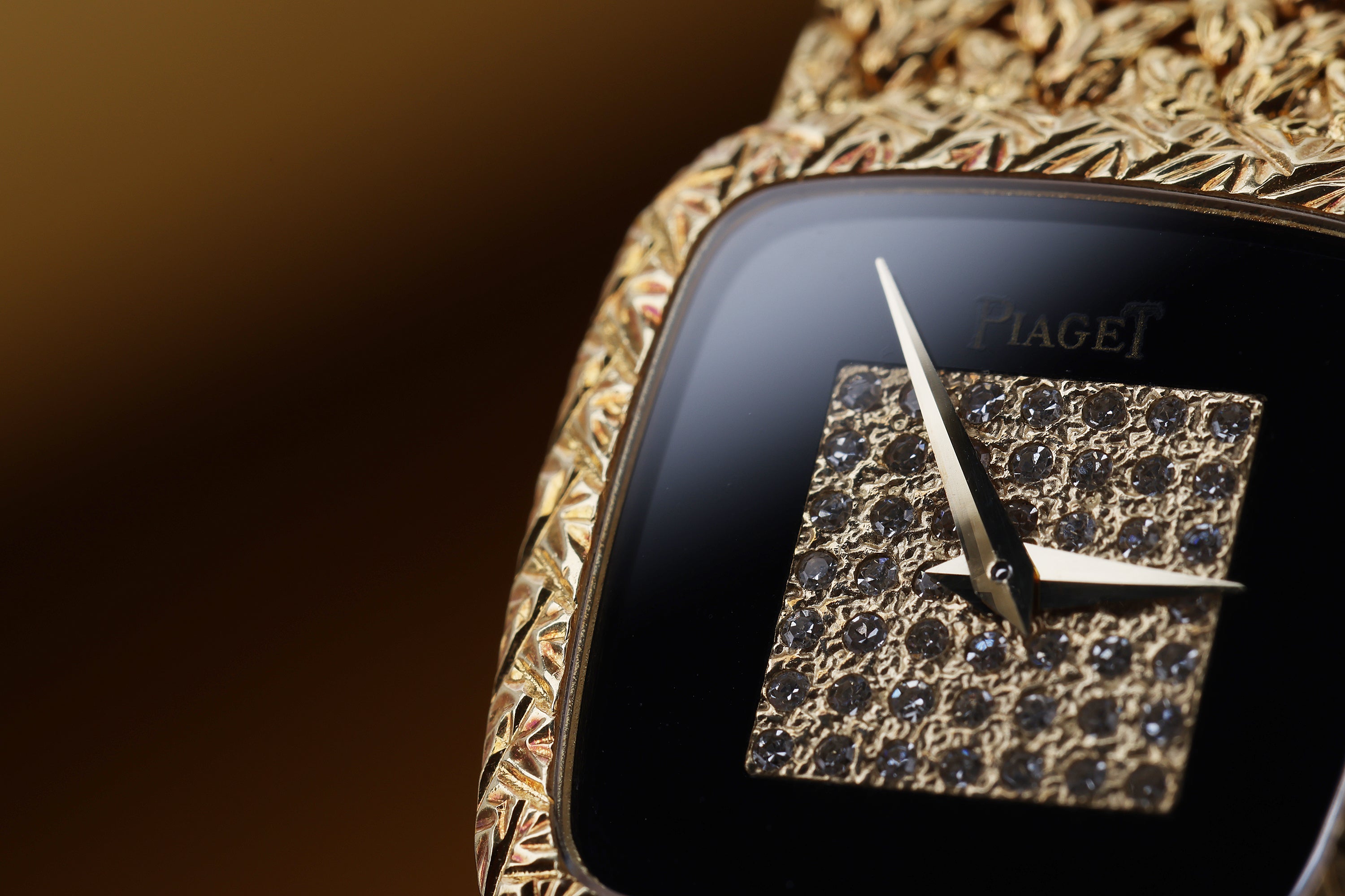 Piaget Vintage Ladies Watch | REF. 9902 D 2 | Onyx & Pavé Diamond Dial | 18k Yellow Gold | 23mm | 1970's