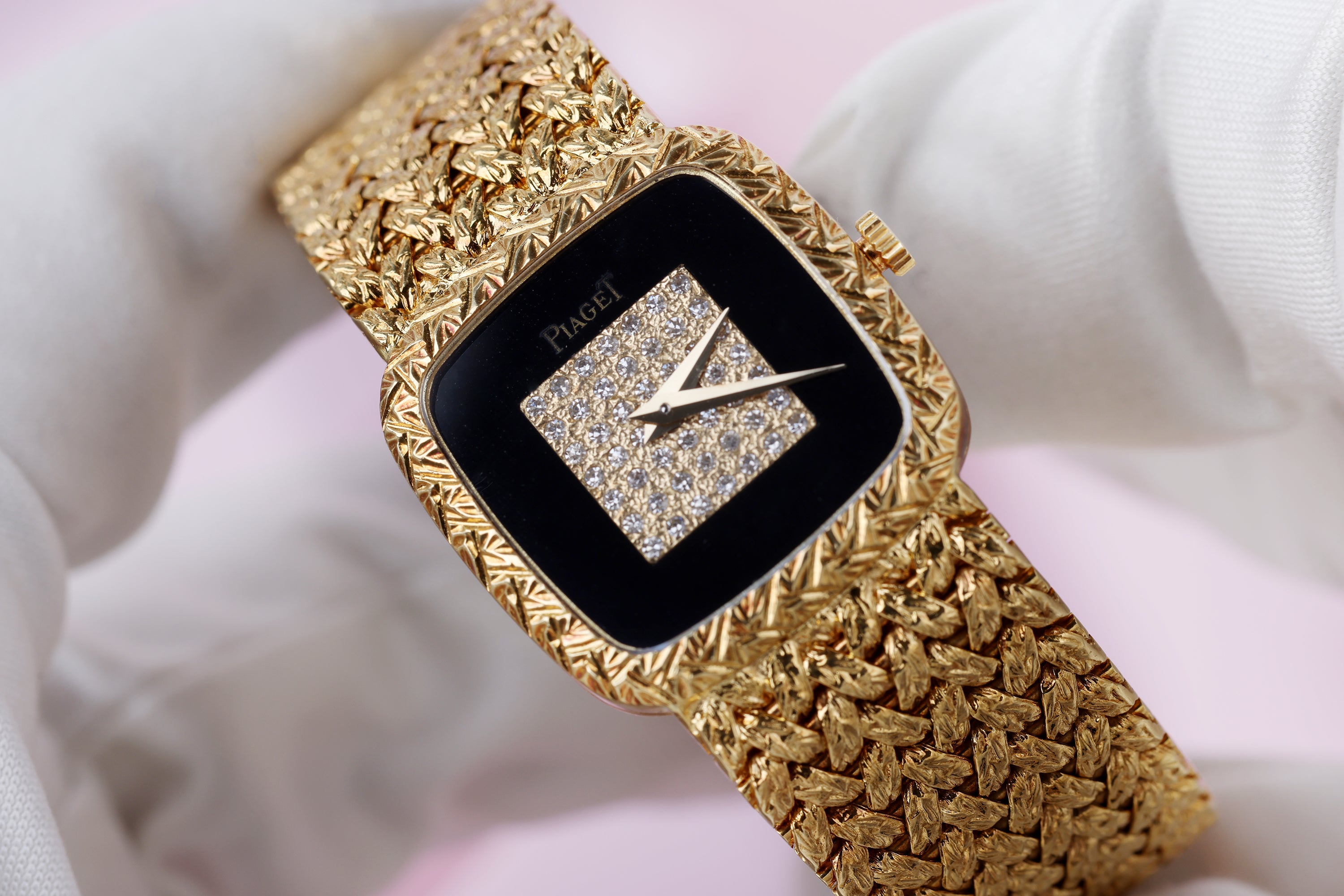 Piaget Vintage Ladies Watch | REF. 9902 D 2 | Onyx & Pavé Diamond Dial | 18k Yellow Gold | 23mm | 1970's