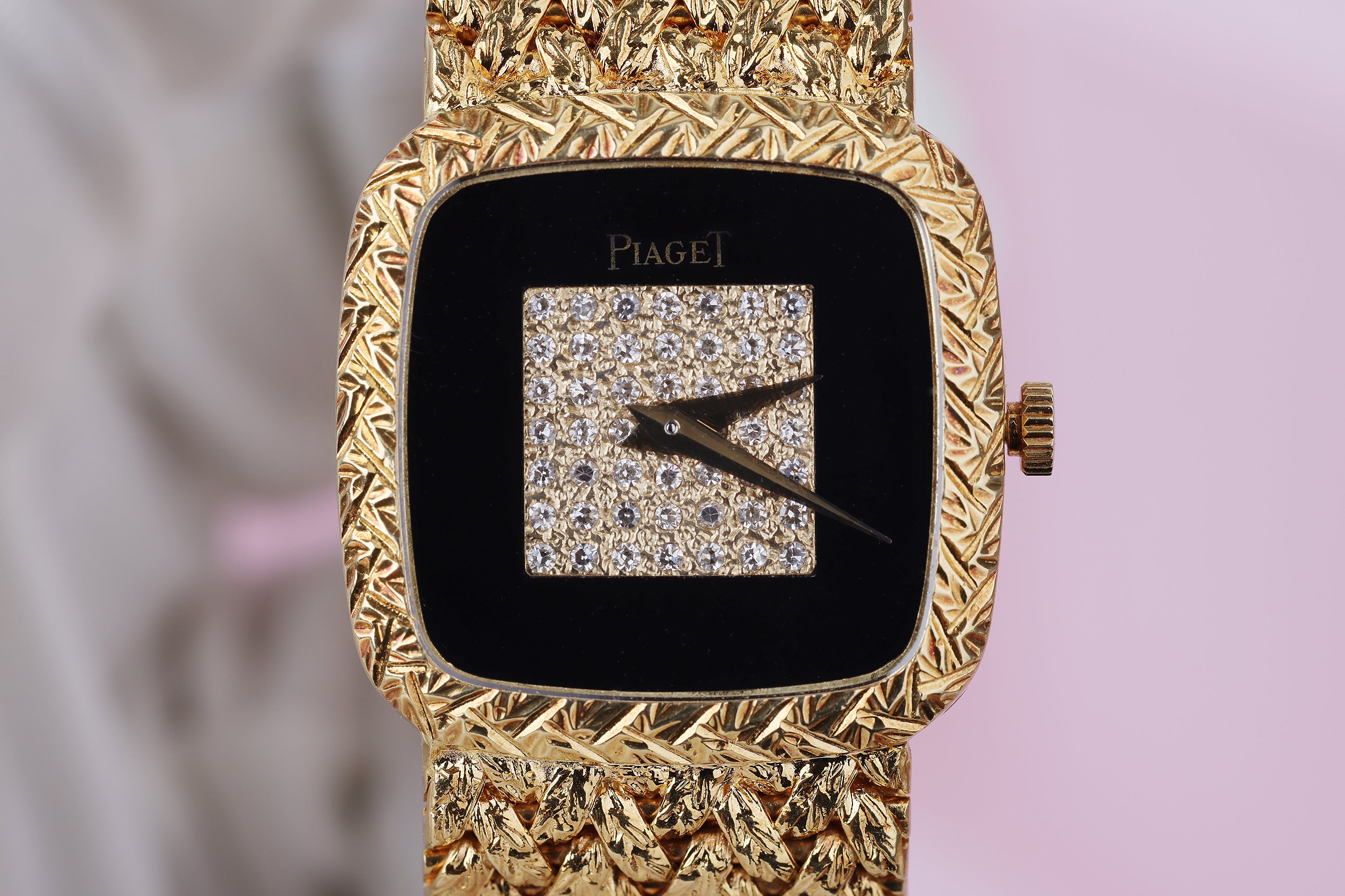 Piaget Vintage Ladies Watch | REF. 9902 D 2 | Onyx & Pavé Diamond Dial | 18k Yellow Gold | 23mm | 1970's