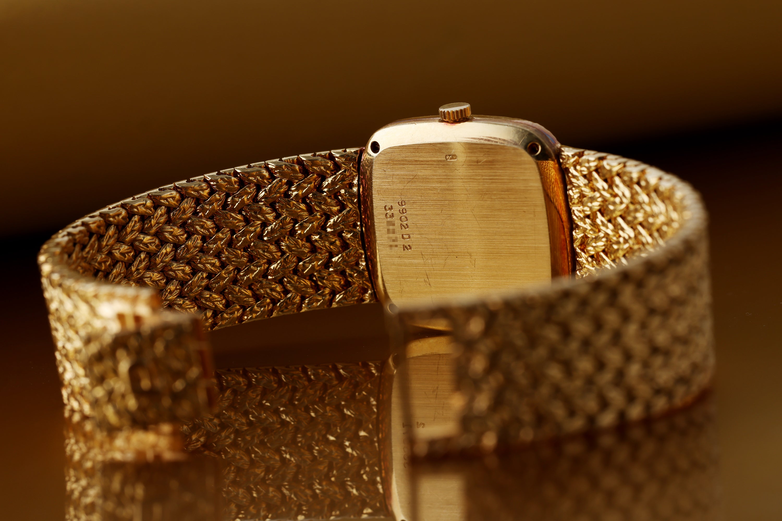 Piaget Vintage Ladies Watch | REF. 9902 D 2 | Onyx & Pavé Diamond Dial | 18k Yellow Gold | 23mm | 1970's