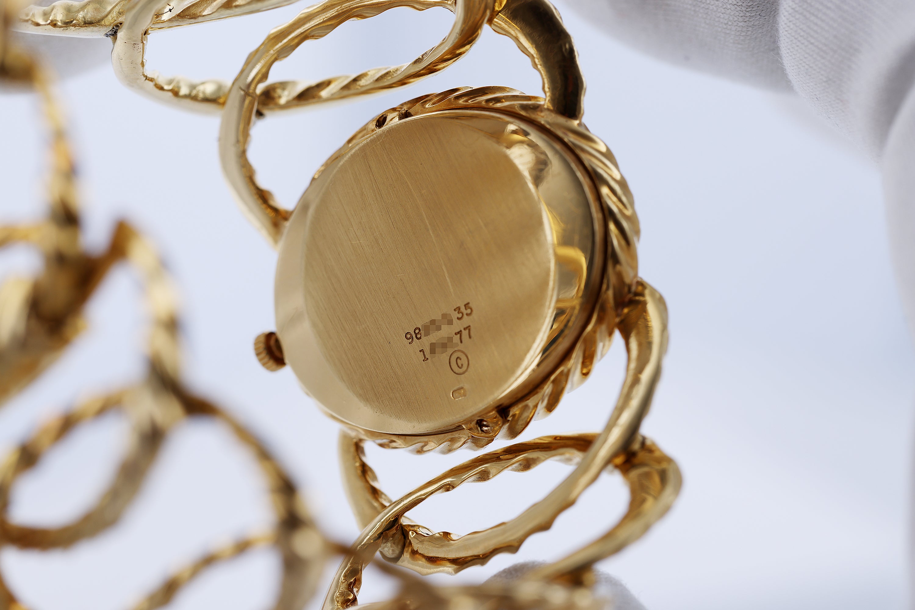 Piaget 'Esclave' Cuff Watch | REF. 9855 D 35 | Lapis Lazuli Dial | 18k Yellow Gold | 32mm | 1970s