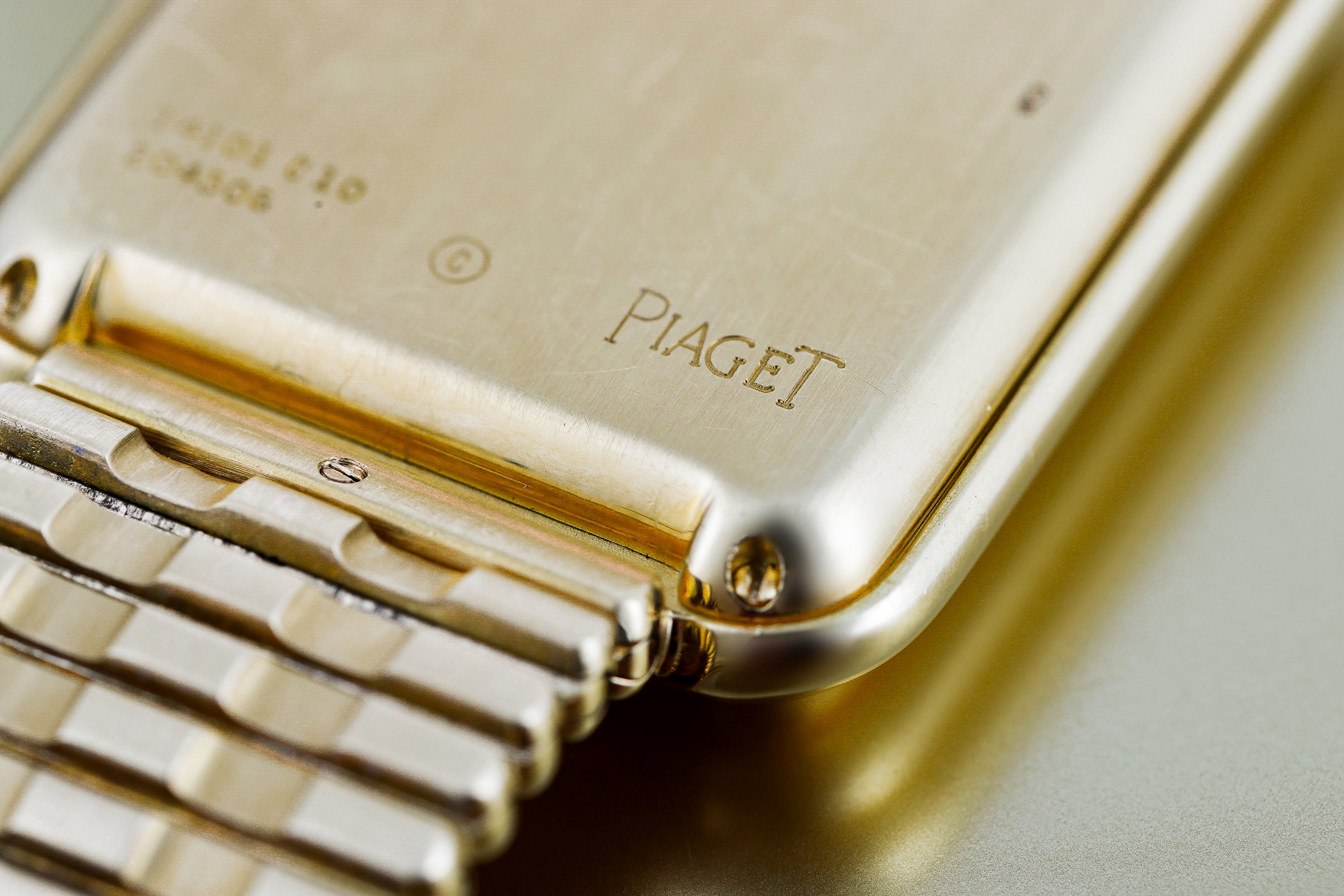 Rare Piaget Beta 21 Quartz | REF. 14101 C 10 | Hawk Eye | 18k Yellow Gold | 33.5mm | 1970s