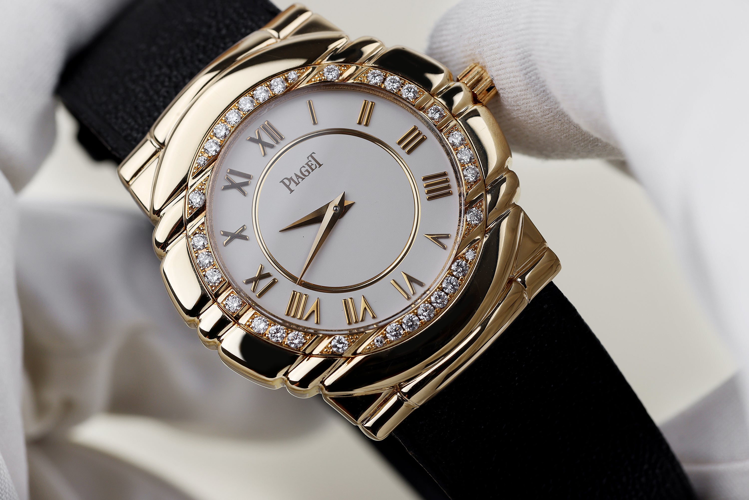Piaget Tanagra | REF. 95043 | Diamond Bezel | Manual Wind | 18k Yellow Gold | 33mm | 1990s/2000s