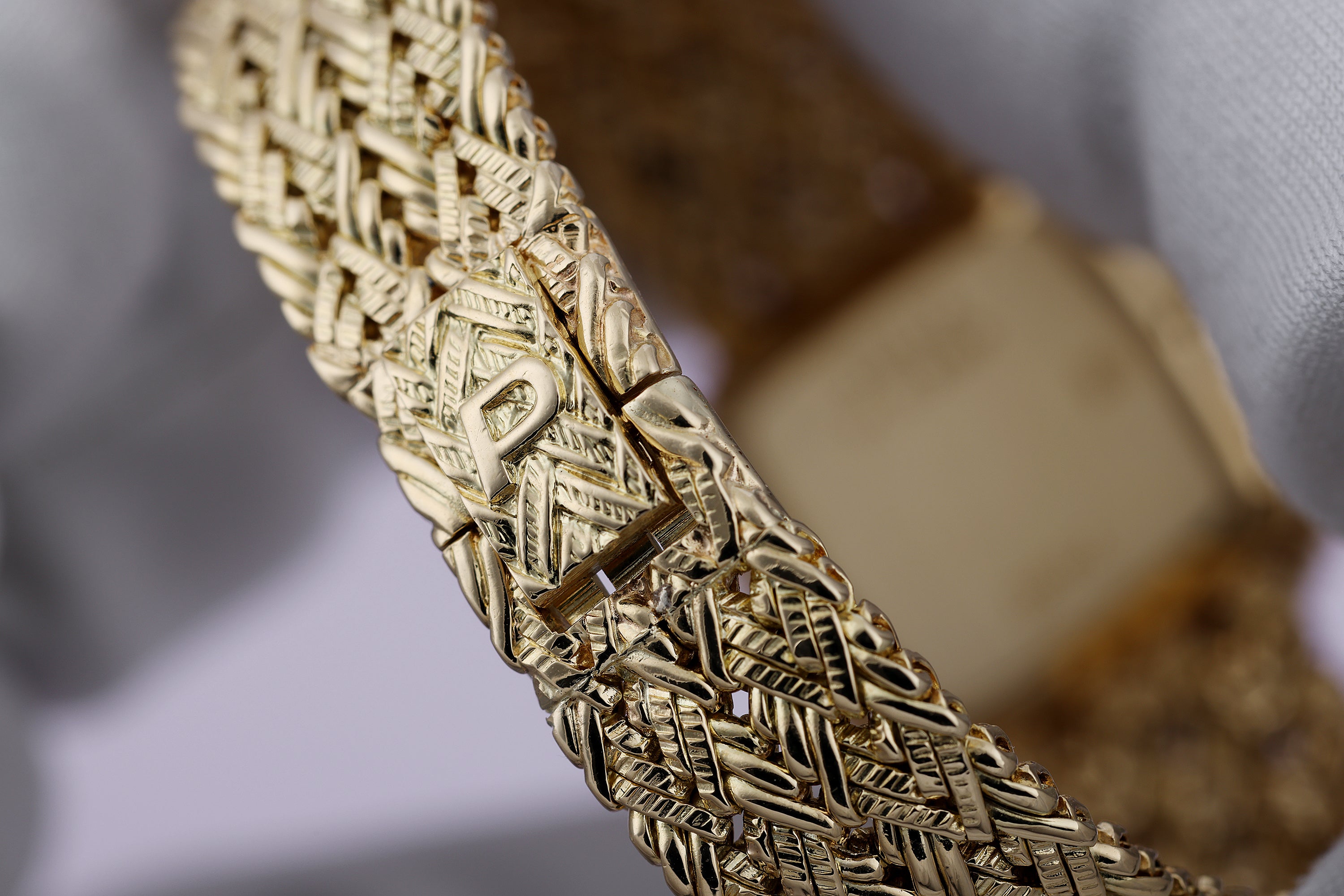 Piaget 1990s Ladies Wristwatch | REF. 4906 D 14 | Diamond Bezel | 23mm | Manual Wind | 18k Yellow Gold