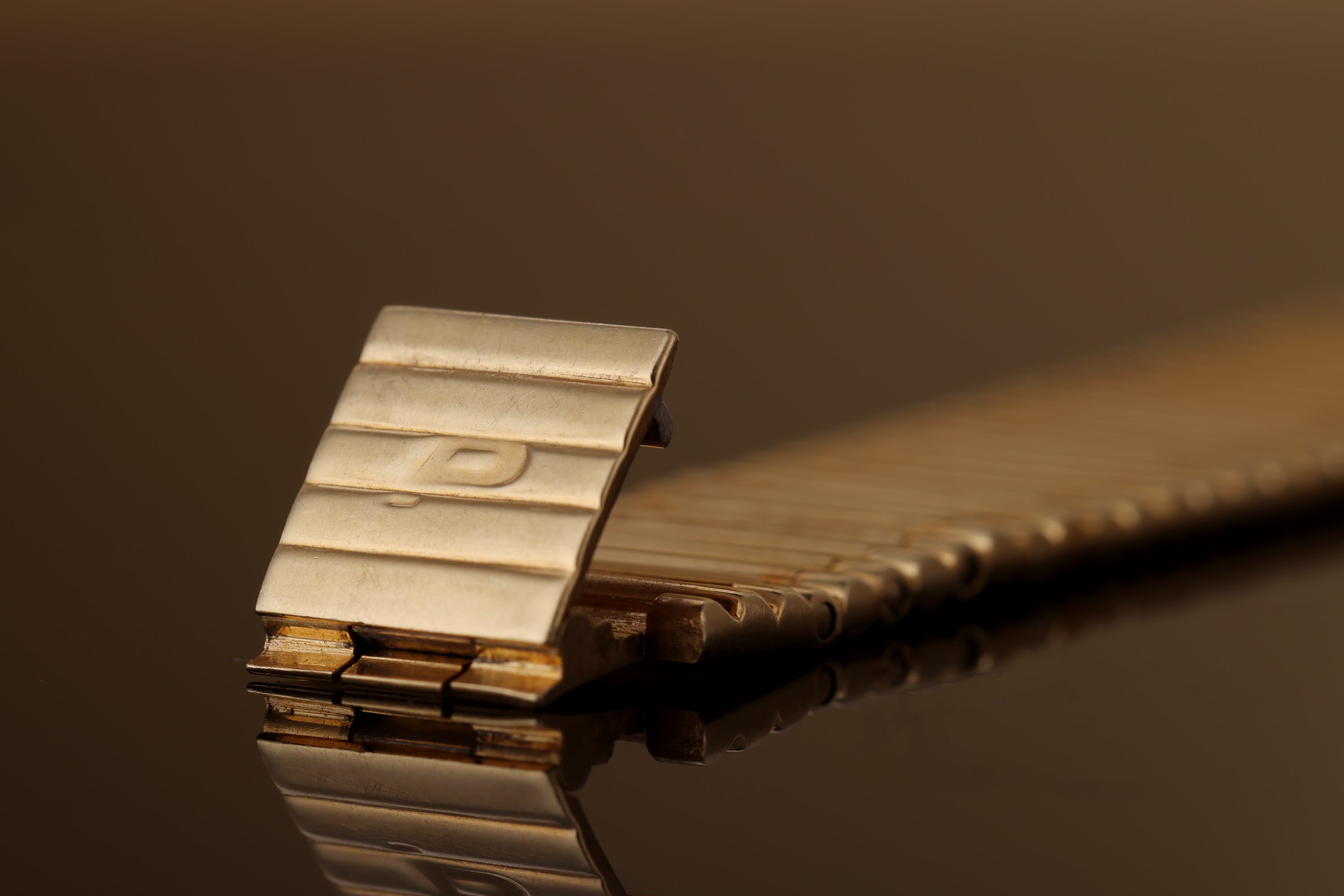 Piaget Ladies Wristwatch circa 1980's | REF. 9902 G 1 | Onyx Diamond Dial | 18k Yellow Gold | 22.5mm | Manual Wind