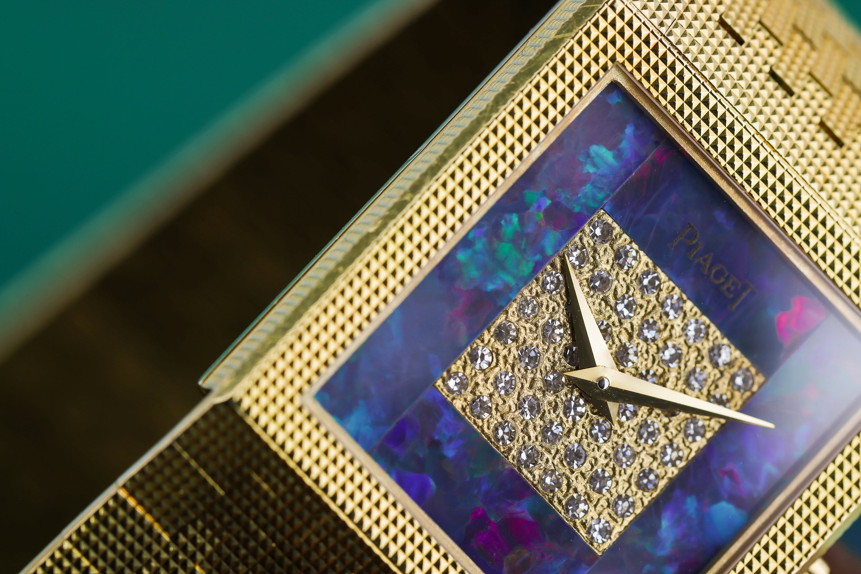 Piaget 1980s Wristwatch | REF. 9131 C 4 | Opal Diamond Dial | 18k Yellow Gold | 23mm | Manual Wind
