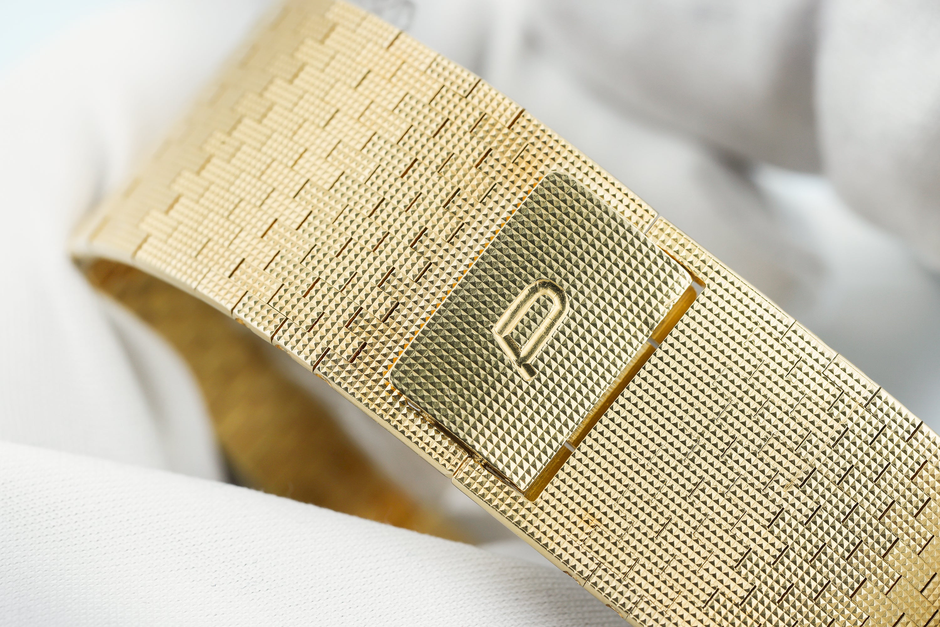 Piaget 1980s Wristwatch | REF. 9131 C 4 | Opal Diamond Dial | 18k Yellow Gold | 23mm | Manual Wind