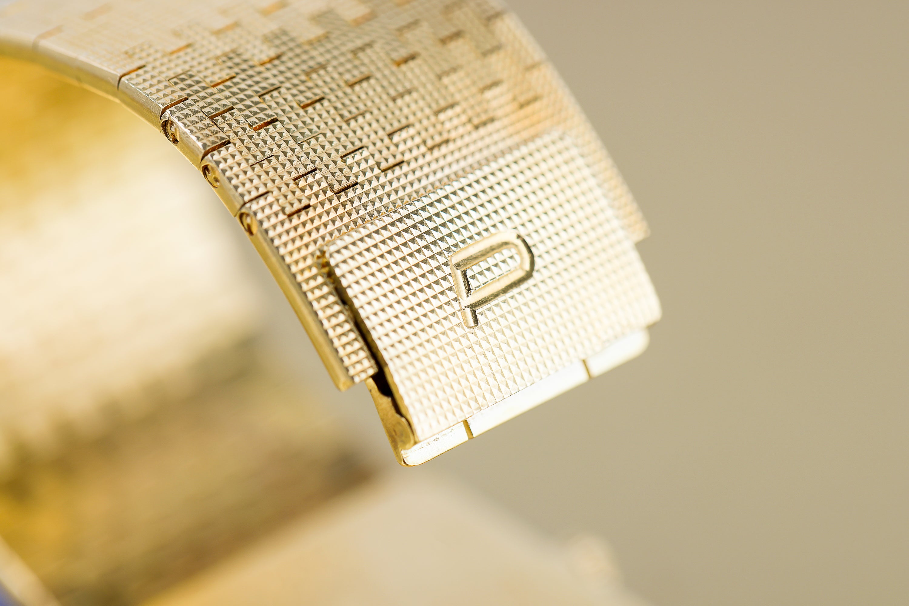 Piaget 1980s Wristwatch | REF. 9131 C 4 | Opal Diamond Dial | 18k Yellow Gold | 23mm | Manual Wind