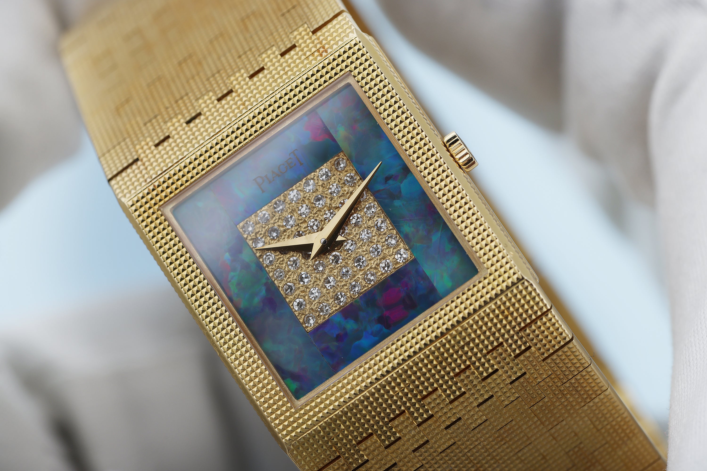 Piaget 1980s Wristwatch | REF. 9131 C 4 | Opal Diamond Dial | 18k Yellow Gold | 23mm | Manual Wind