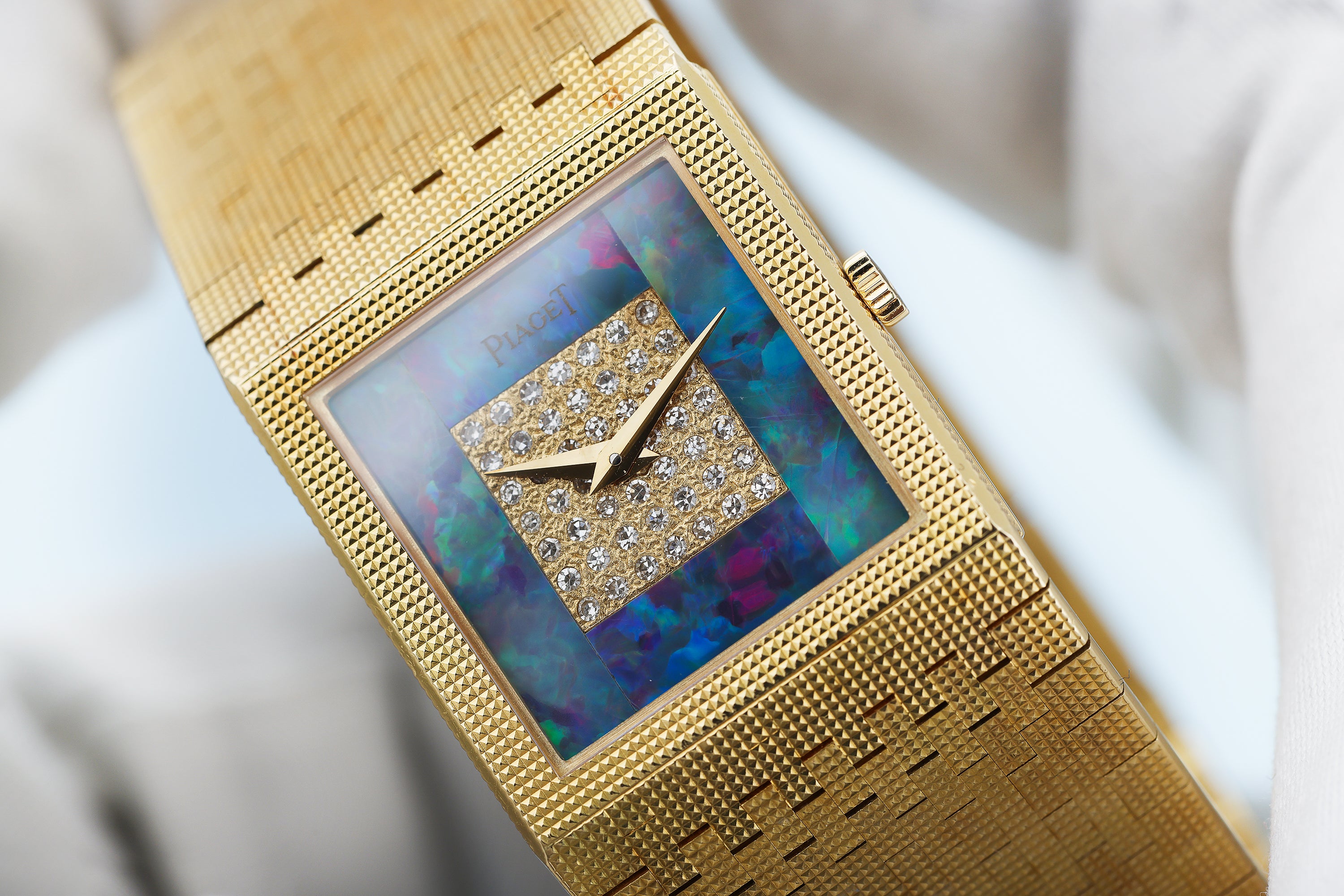 Piaget 1980s Wristwatch | REF. 9131 C 4 | Opal Diamond Dial | 18k Yellow Gold | 23mm | Manual Wind