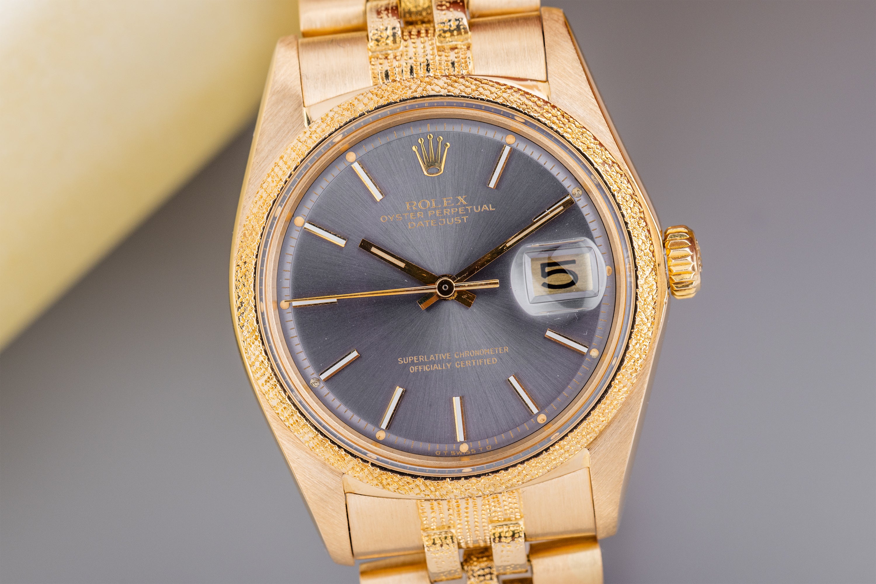 Rolex DateJust 36 | REF. 1600 | Grey Dial | 18k Yellow Gold | 1977 | Grained Texture Bezel & Bracelet