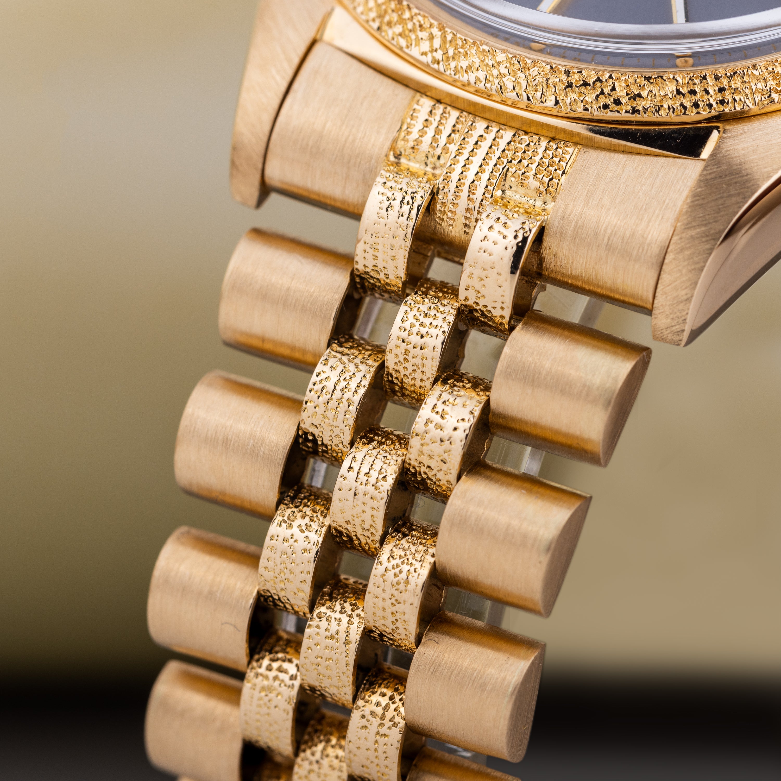 Rolex DateJust 36 | REF. 1600 | Grey Dial | 18k Yellow Gold | 1977 | Grained Texture Bezel & Bracelet