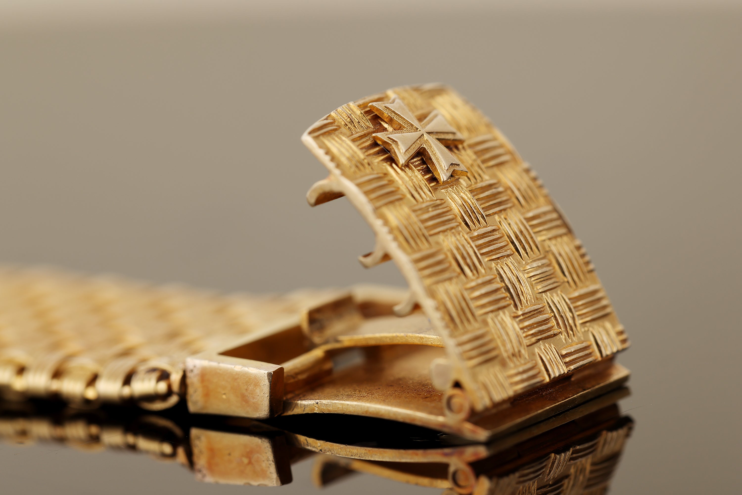 Vacheron Constantin 1980's Vintage Wristwatch | 18k Yellow Gold | 30mm | Woven Bracelet
